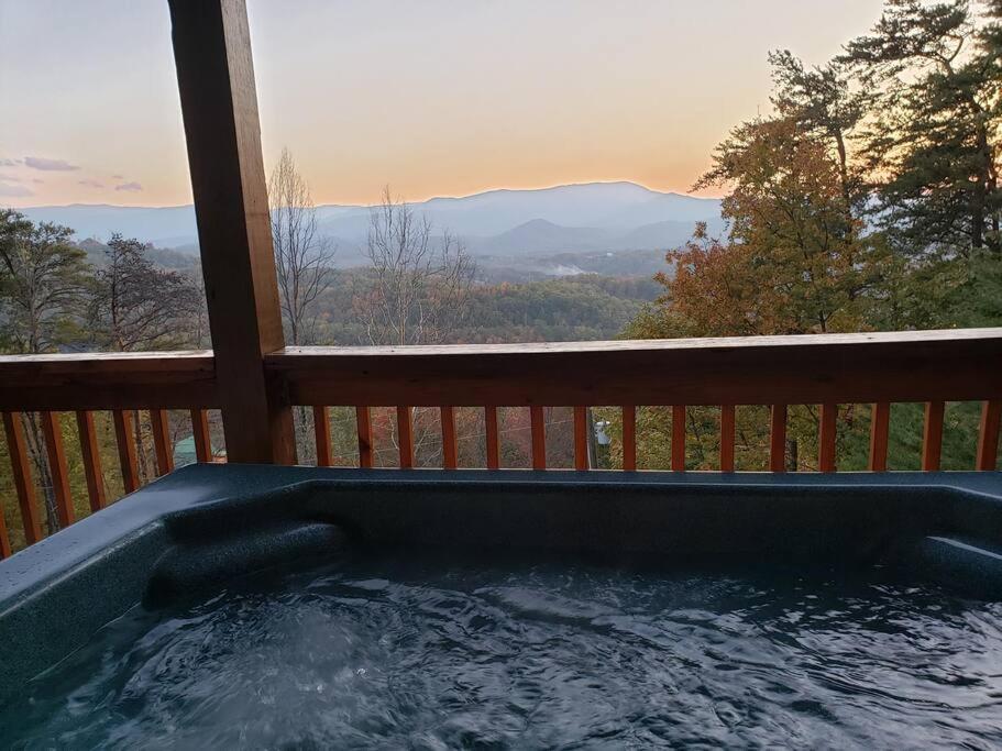 Yogi'S Den: Breathtaking Views! 3 Min To Dollywood, On 1 Acre! Villa Sevierville Exteriör bild