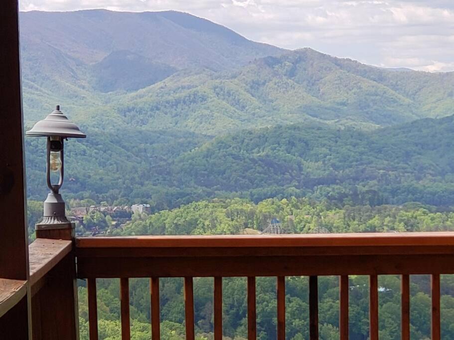 Yogi'S Den: Breathtaking Views! 3 Min To Dollywood, On 1 Acre! Villa Sevierville Exteriör bild
